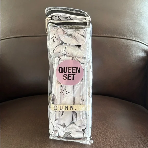 🦇 Rae Dunn Queen Sheet Set with Bat and Star Motif ✨ - Picture 5 of 6